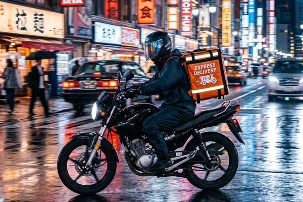 Motoboy realizando entrega expressa em São Paulo