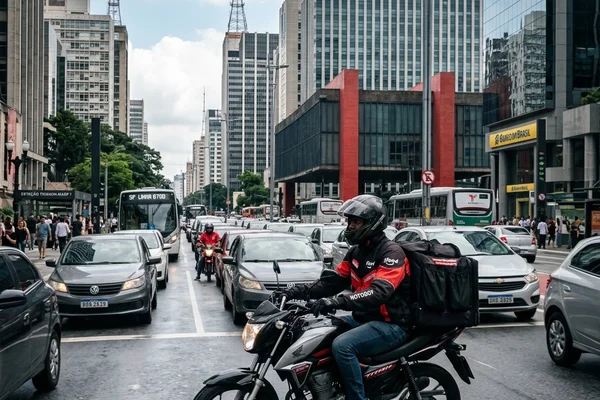 Motoboy da AGS Transportes pronto para entregas rápidas em São Paulo