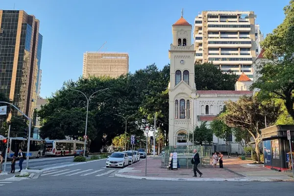 Praça Nossa Senhora Aparecida em Moema, São Paulo, região atendida pela AGS Transportes