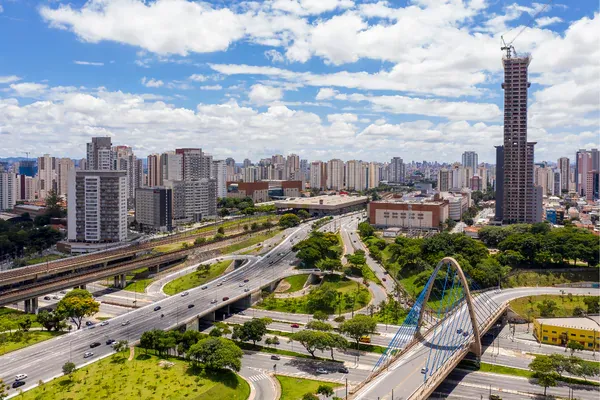 Motoboy da AGS Transportes realizando entrega rápida no Tatuapé próximo à Radial Leste e Av. Salim Farah Maluf em São Paulo.