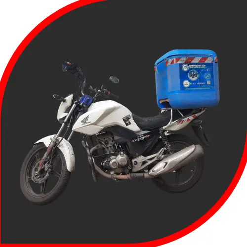 Motoboy da AGS Transportes realizando entregas expressas em São Paulo com moto equipada para transporte rápido.