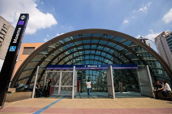 Estação de metrô em Moema, São Paulo, ponto estratégico da região atendida pela AGS Transportes