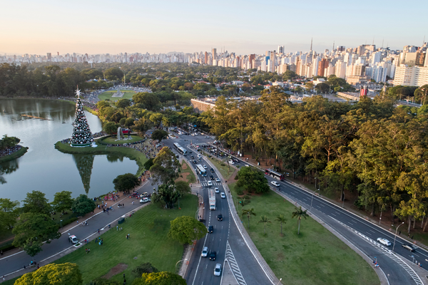 Motoboy da AGS Transportes realizando entregas 24 horas em Moema, São Paulo